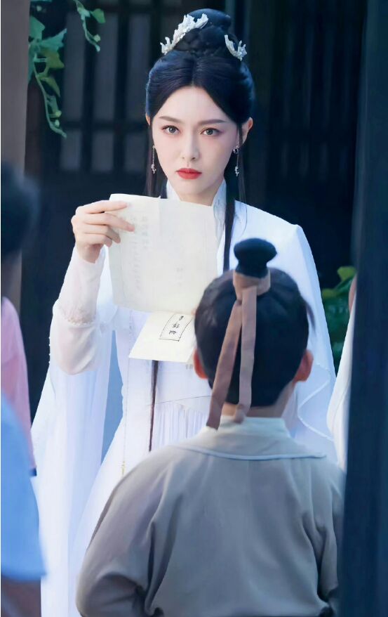唐嫣新剧《念无双》路透妆造释出 白衣黑发仙气飘飘