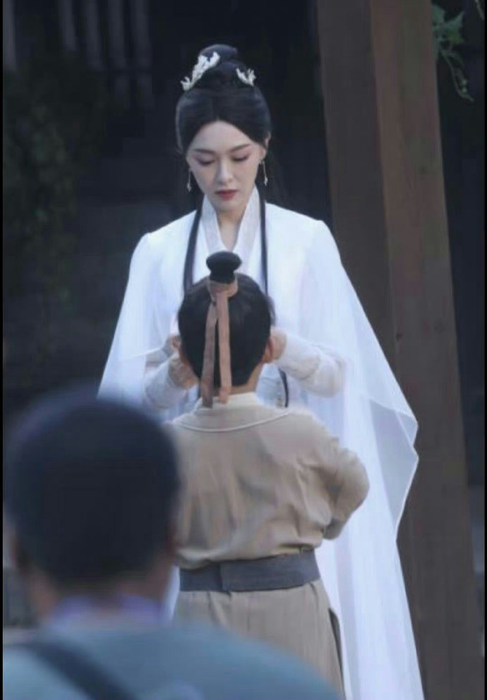唐嫣新剧《念无双》路透妆造释出 白衣黑发仙气飘飘