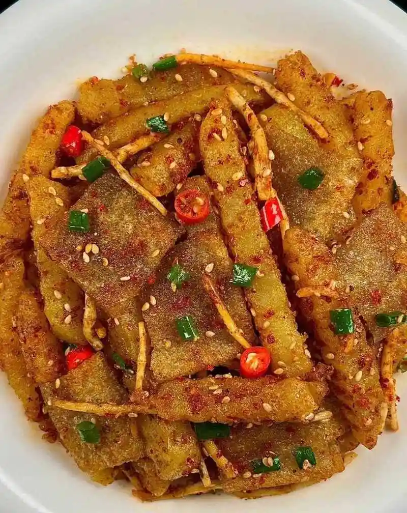 折耳根炒苕皮的家常做法，折耳根炒苕皮，折耳根