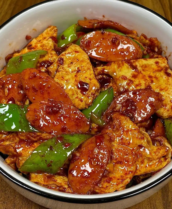 青椒火腿肠炒鸡蛋，家常美味速成指南，家常美味，青椒，火腿肠，炒鸡蛋